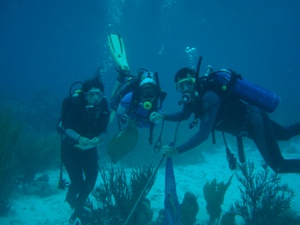 investigadores monitoreando corales